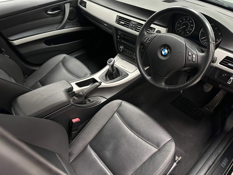 View BMW 3 SERIES 2.0 320d SE Euro 5 4dr