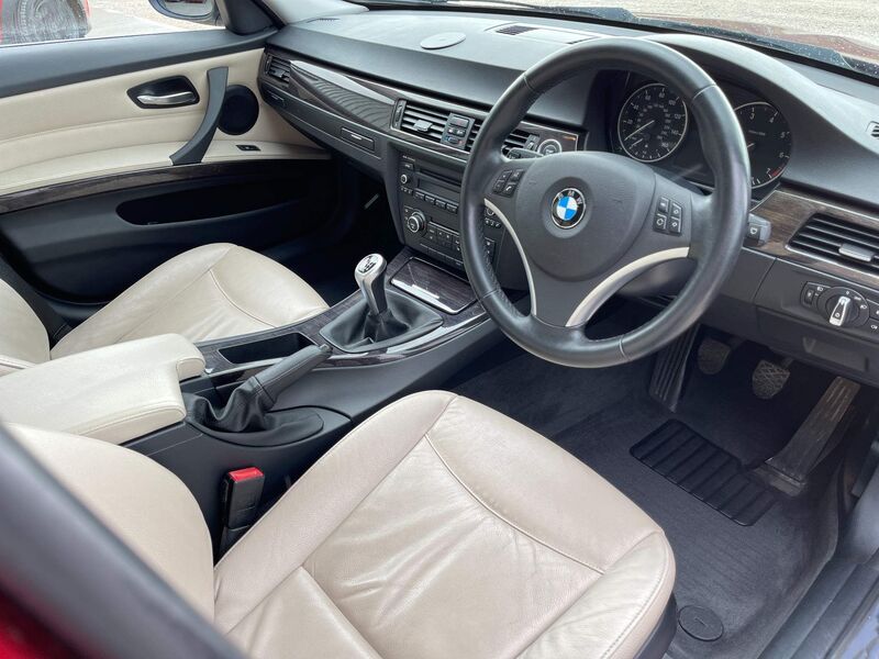 View BMW 3 SERIES 2.0 318i Exclusive Edition Touring Euro 5 (s/s) 5dr